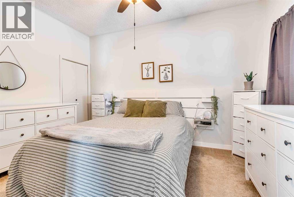 215 4 Avenue Se, Three Hills, AB - Indoor Photo Showing Bedroom