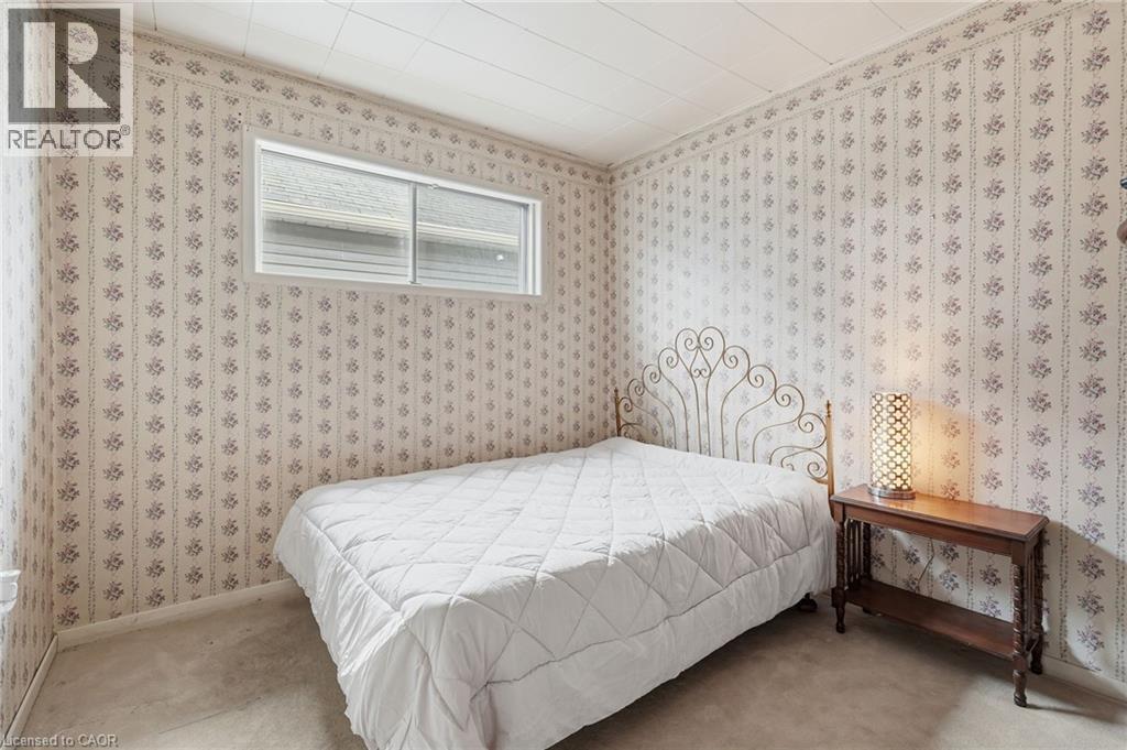 251 Brucedale Avenue E, Hamilton, ON - Indoor Photo Showing Bedroom