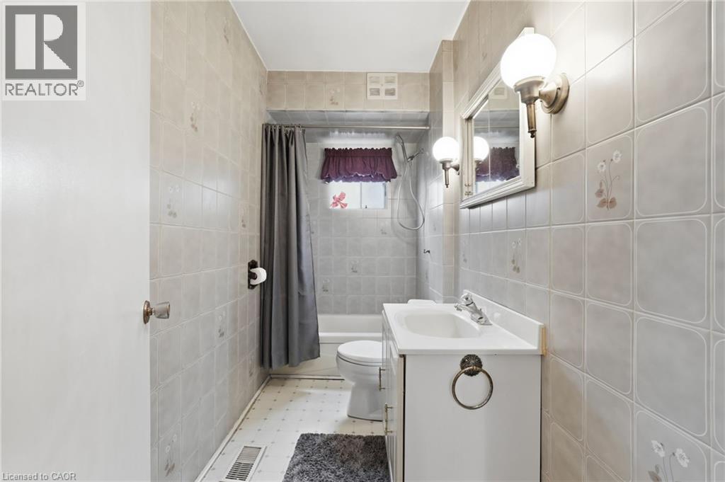 251 Brucedale Avenue E, Hamilton, ON - Indoor Photo Showing Bathroom