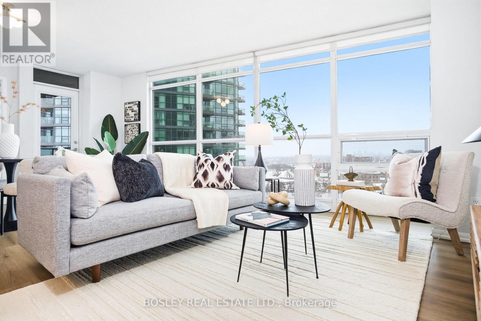 1602 - 219 Fort York Boulevard, Toronto, ON - Indoor Photo Showing Living Room