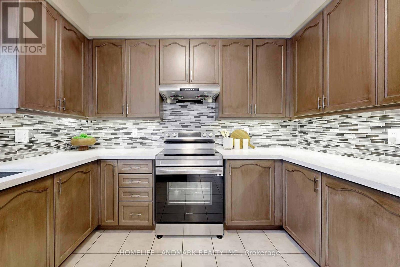 18 Olympus Drive, Richmond Hill, ON - Indoor Photo Showing Kitchen With Upgraded Kitchen