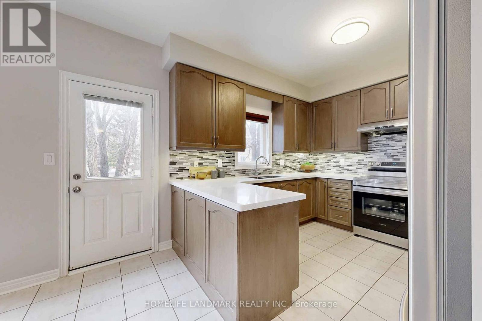 18 Olympus Drive, Richmond Hill, ON - Indoor Photo Showing Kitchen