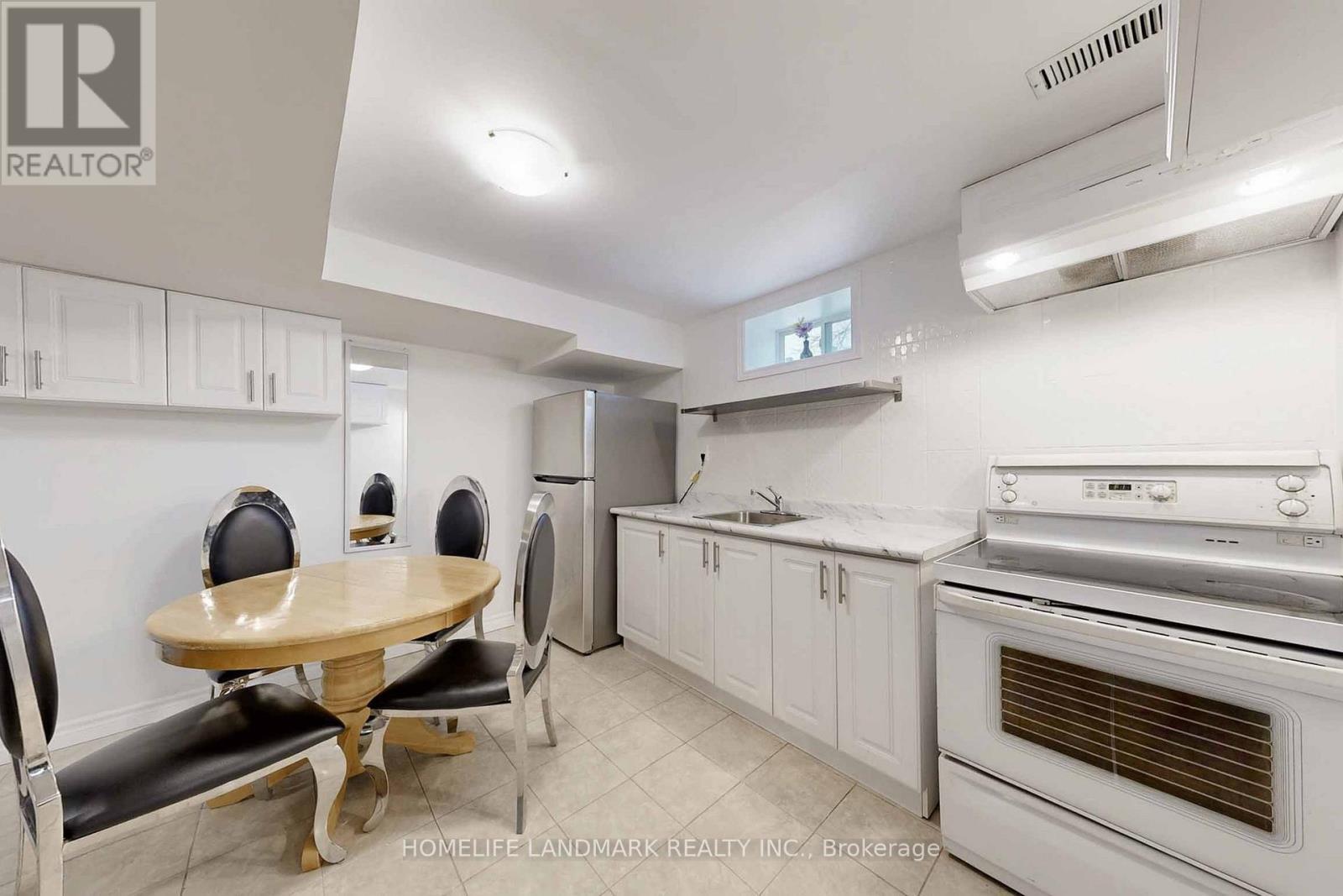 18 Olympus Drive, Richmond Hill, ON - Indoor Photo Showing Other Room