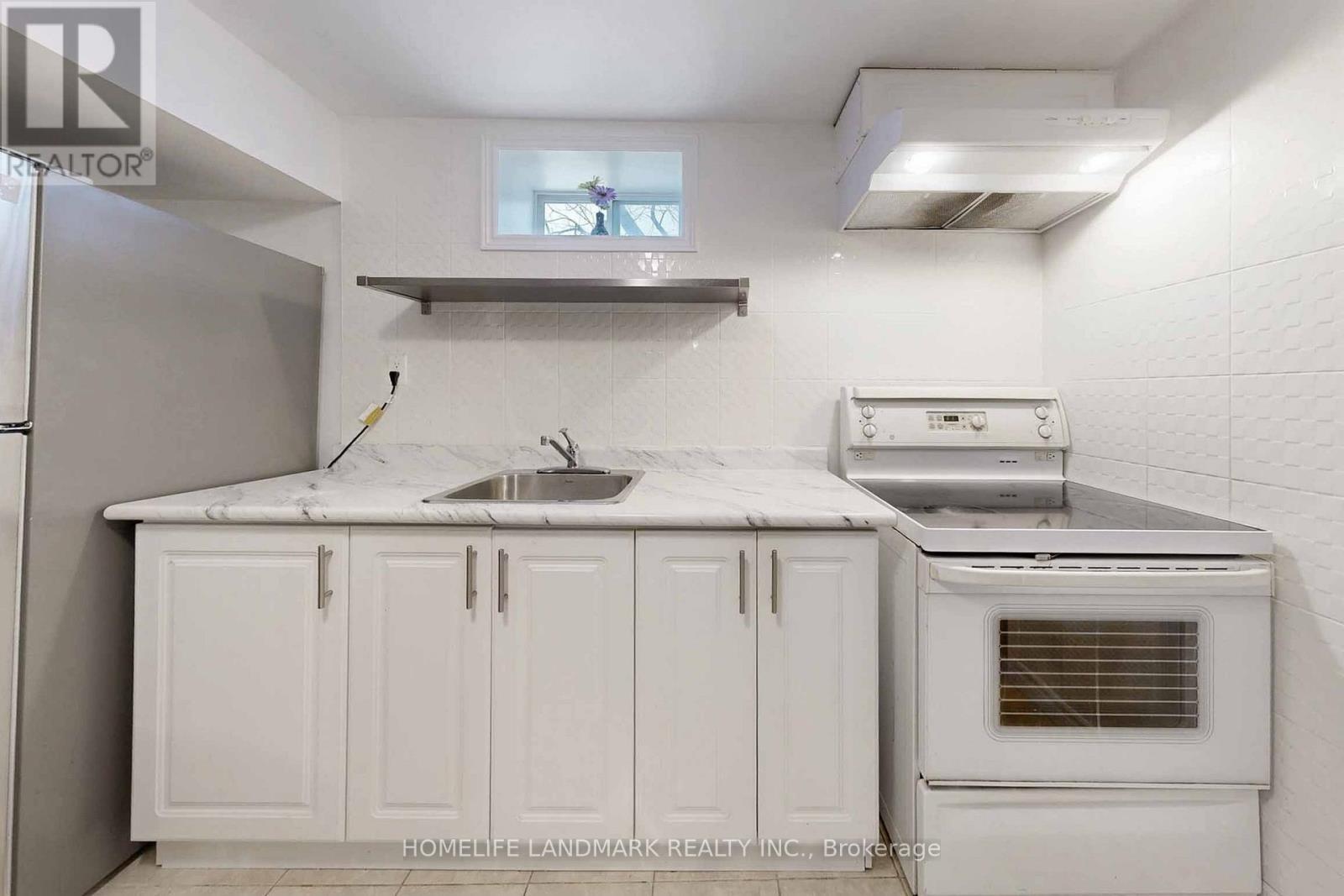 18 Olympus Drive, Richmond Hill, ON - Indoor Photo Showing Kitchen