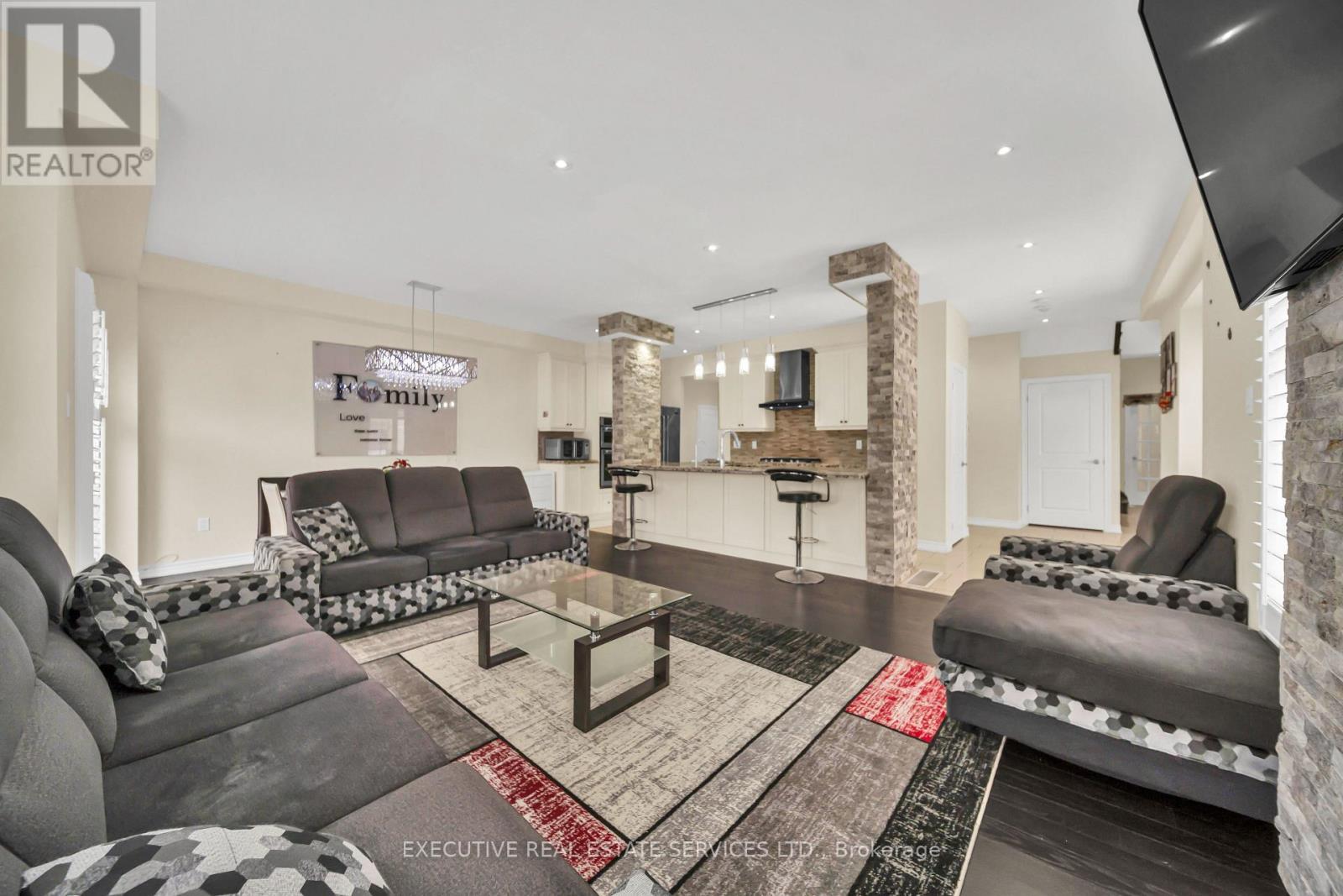 13 Masken Circle, Brampton, ON - Indoor Photo Showing Living Room