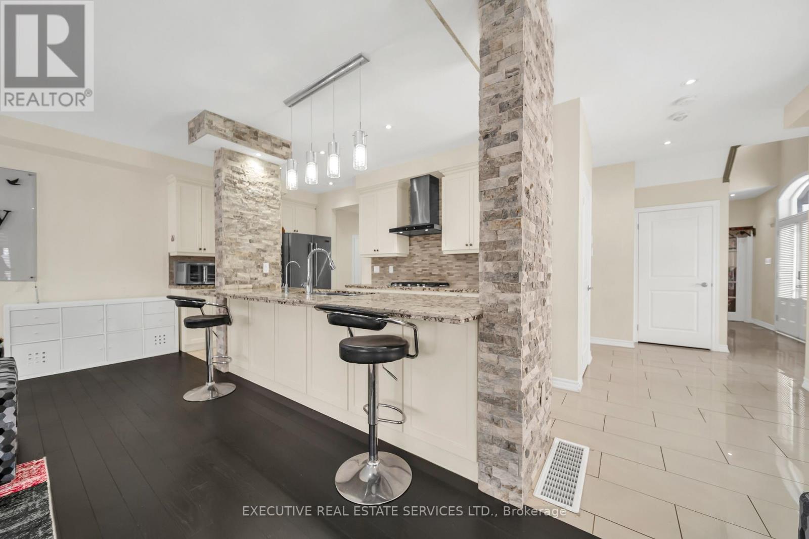 13 Masken Circle, Brampton, ON - Indoor Photo Showing Kitchen With Upgraded Kitchen
