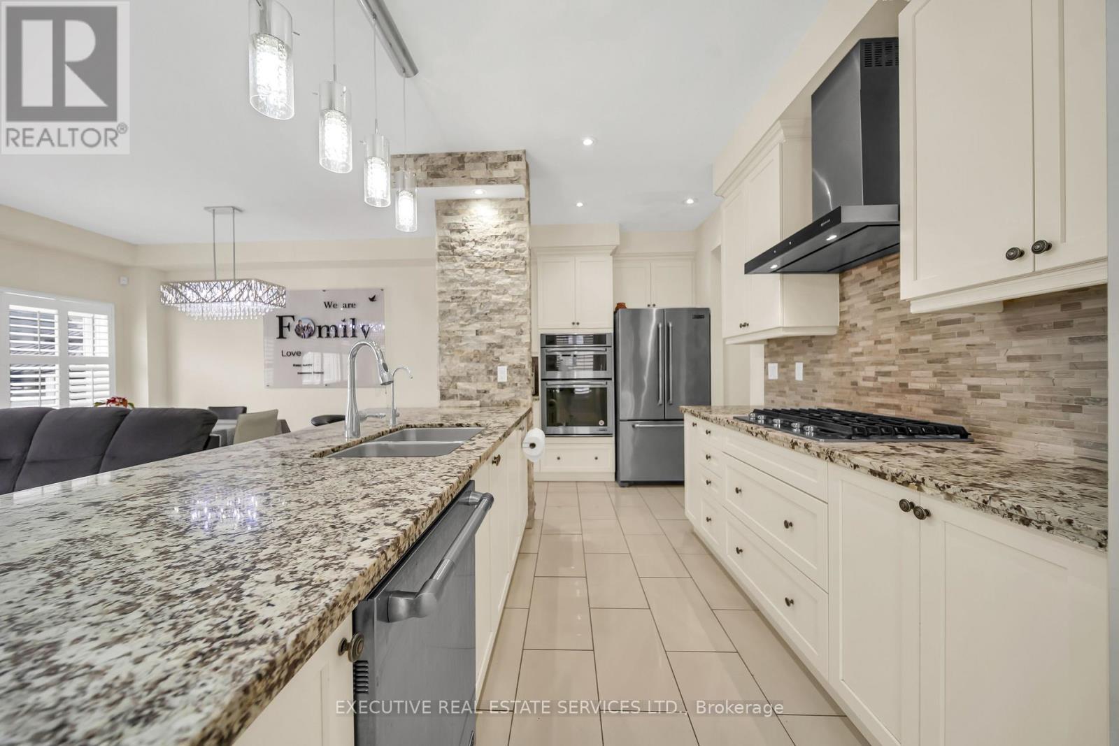 13 Masken Circle, Brampton, ON - Indoor Photo Showing Kitchen With Stainless Steel Kitchen With Double Sink With Upgraded Kitchen