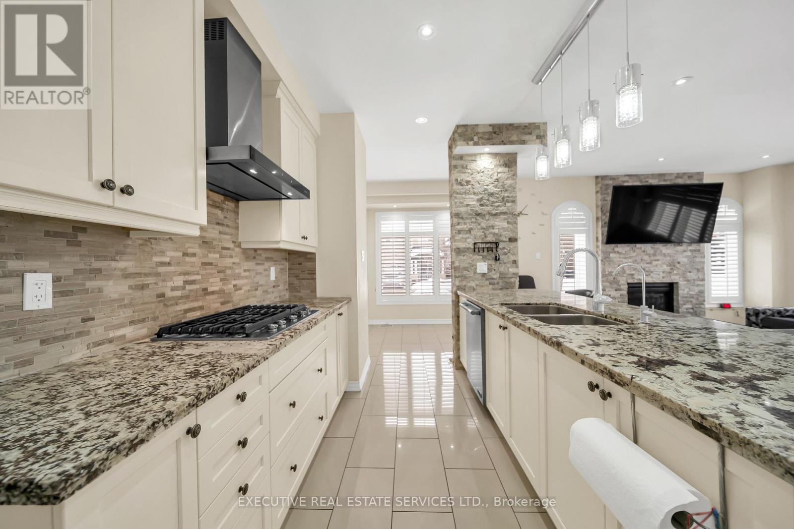13 Masken Circle, Brampton, ON - Indoor Photo Showing Kitchen With Double Sink With Upgraded Kitchen