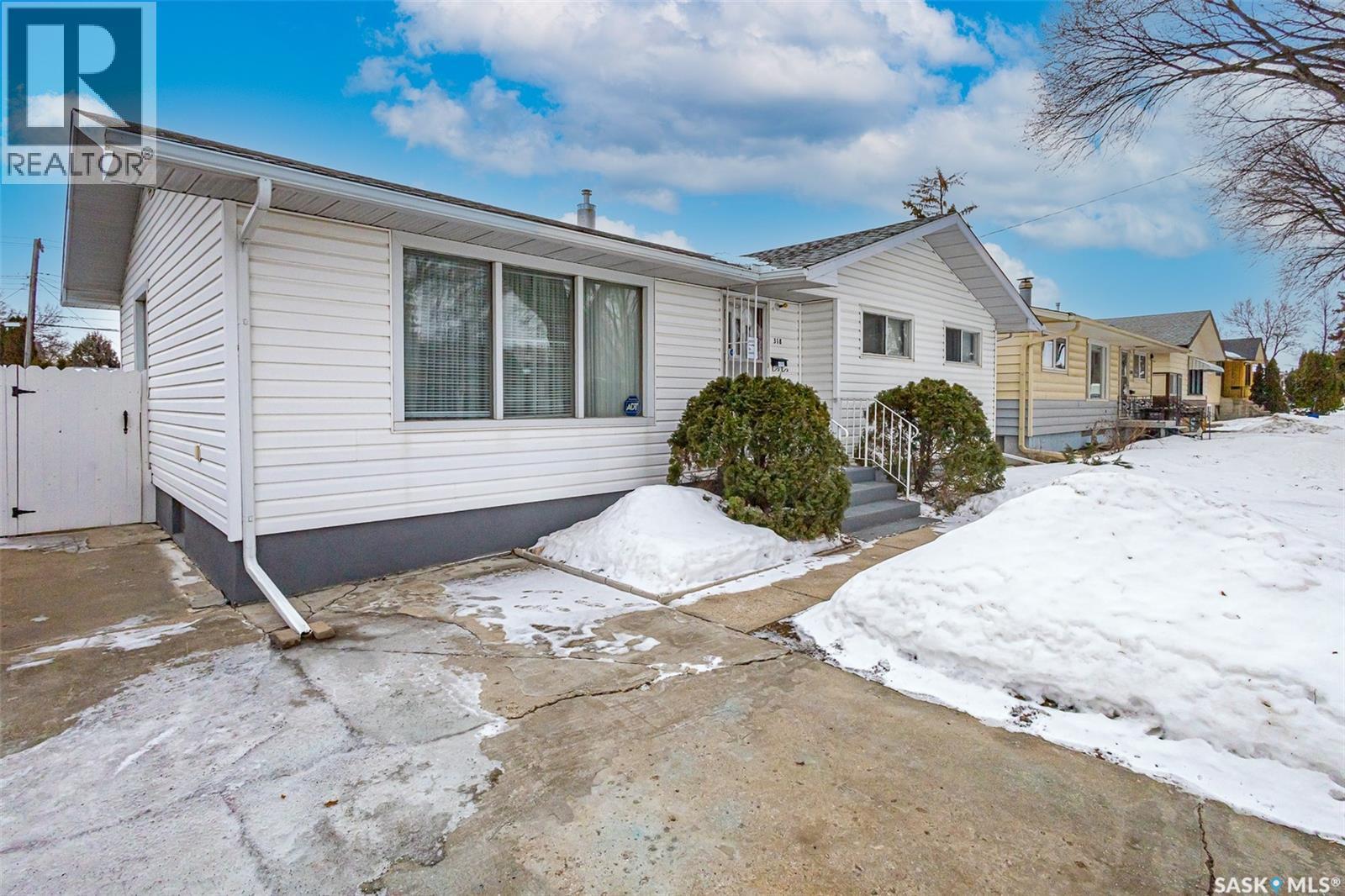 318 Montreal Avenue N, Saskatoon, SK - Outdoor With Facade