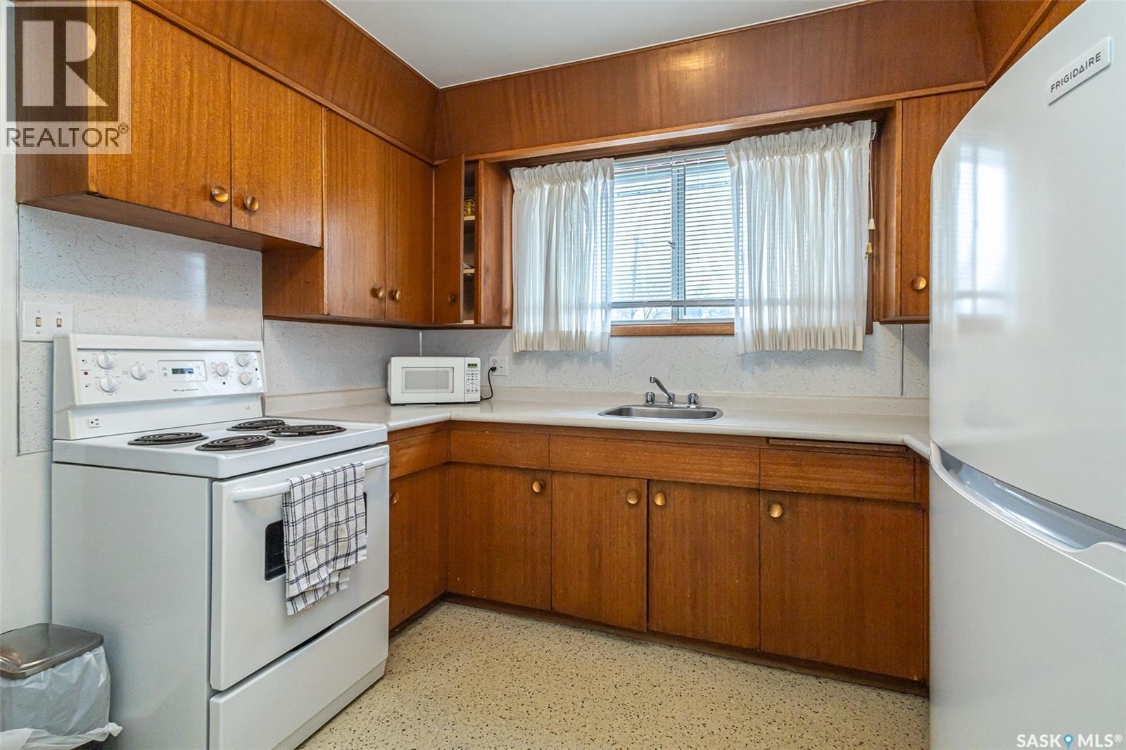 318 Montreal Avenue N, Saskatoon, SK - Indoor Photo Showing Kitchen