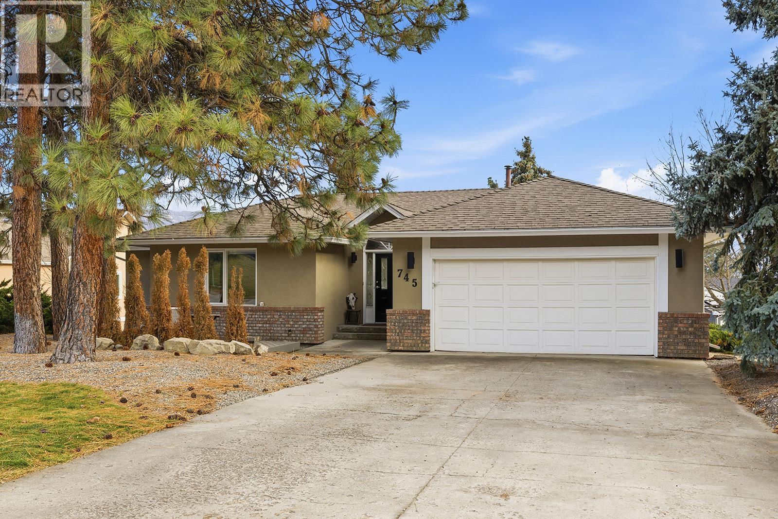 4-Bedrooms | 3-Bathrooms Home in the Dilworth area. - 745 Cassiar Crescent, Kelowna, BC - Outdoor With Facade