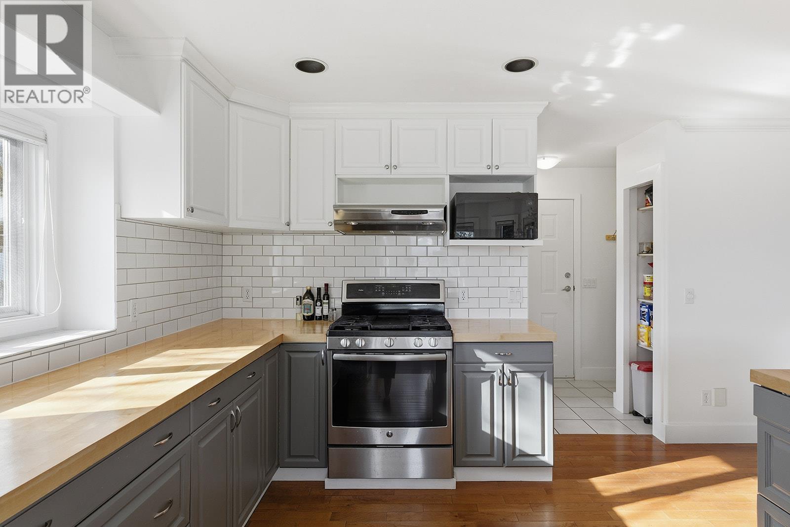 Kitchen - 745 Cassiar Crescent, Kelowna, BC - Indoor Photo Showing Kitchen