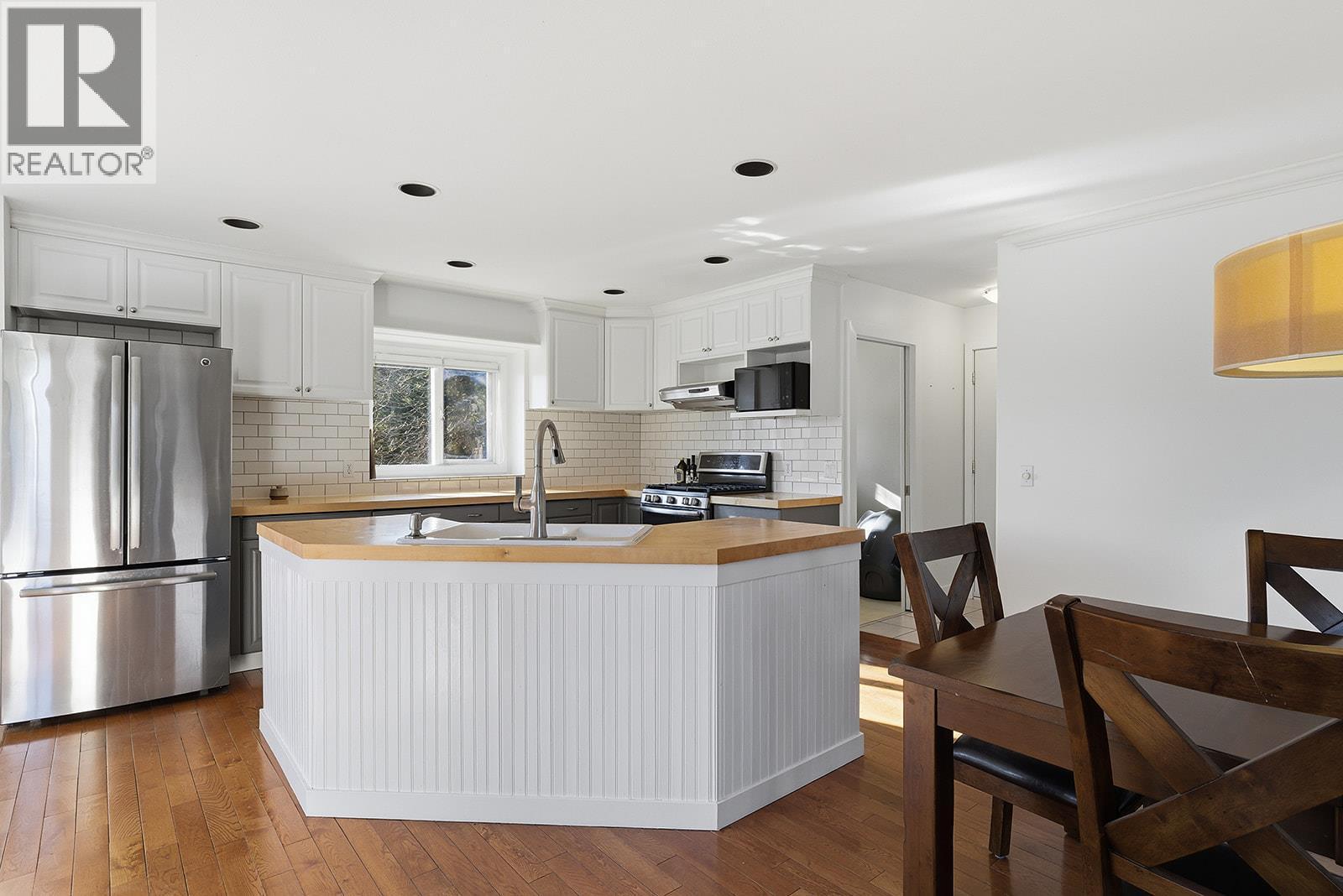 Kitchen - 745 Cassiar Crescent, Kelowna, BC - Indoor Photo Showing Kitchen
