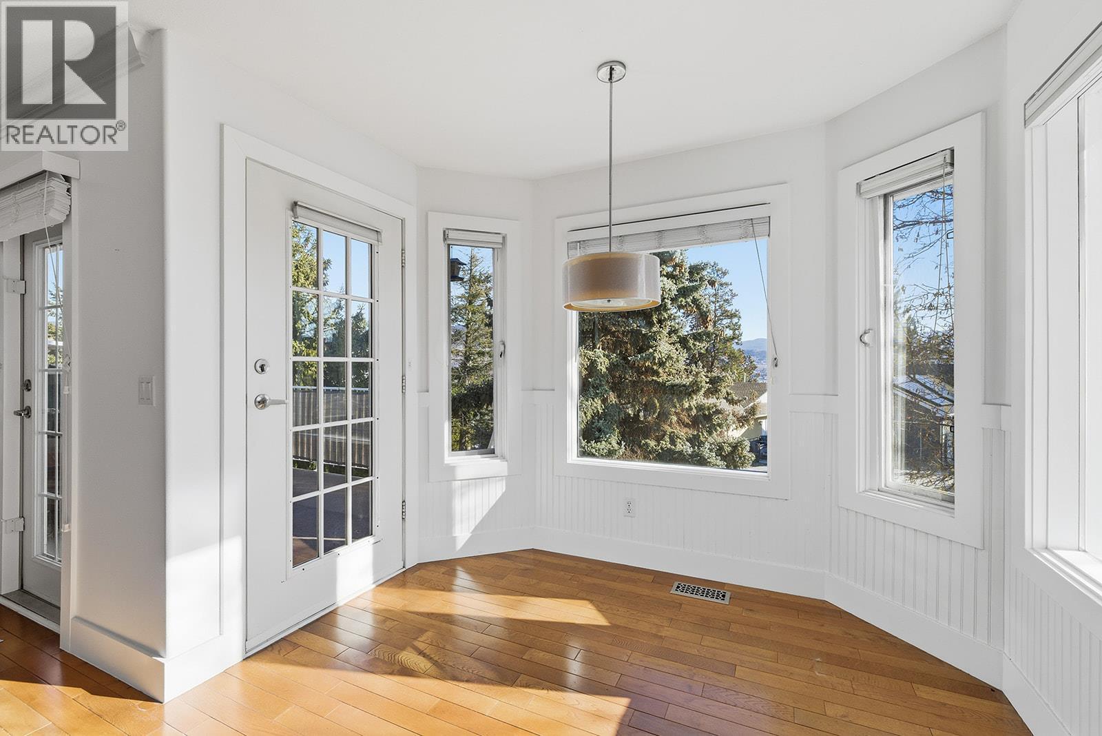 Breakfast Nook - 745 Cassiar Crescent, Kelowna, BC - Indoor Photo Showing Other Room