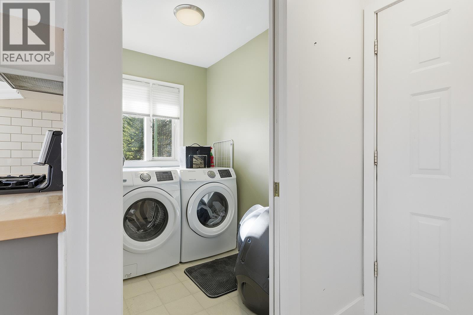 Laundry - 745 Cassiar Crescent, Kelowna, BC - Indoor Photo Showing Laundry Room