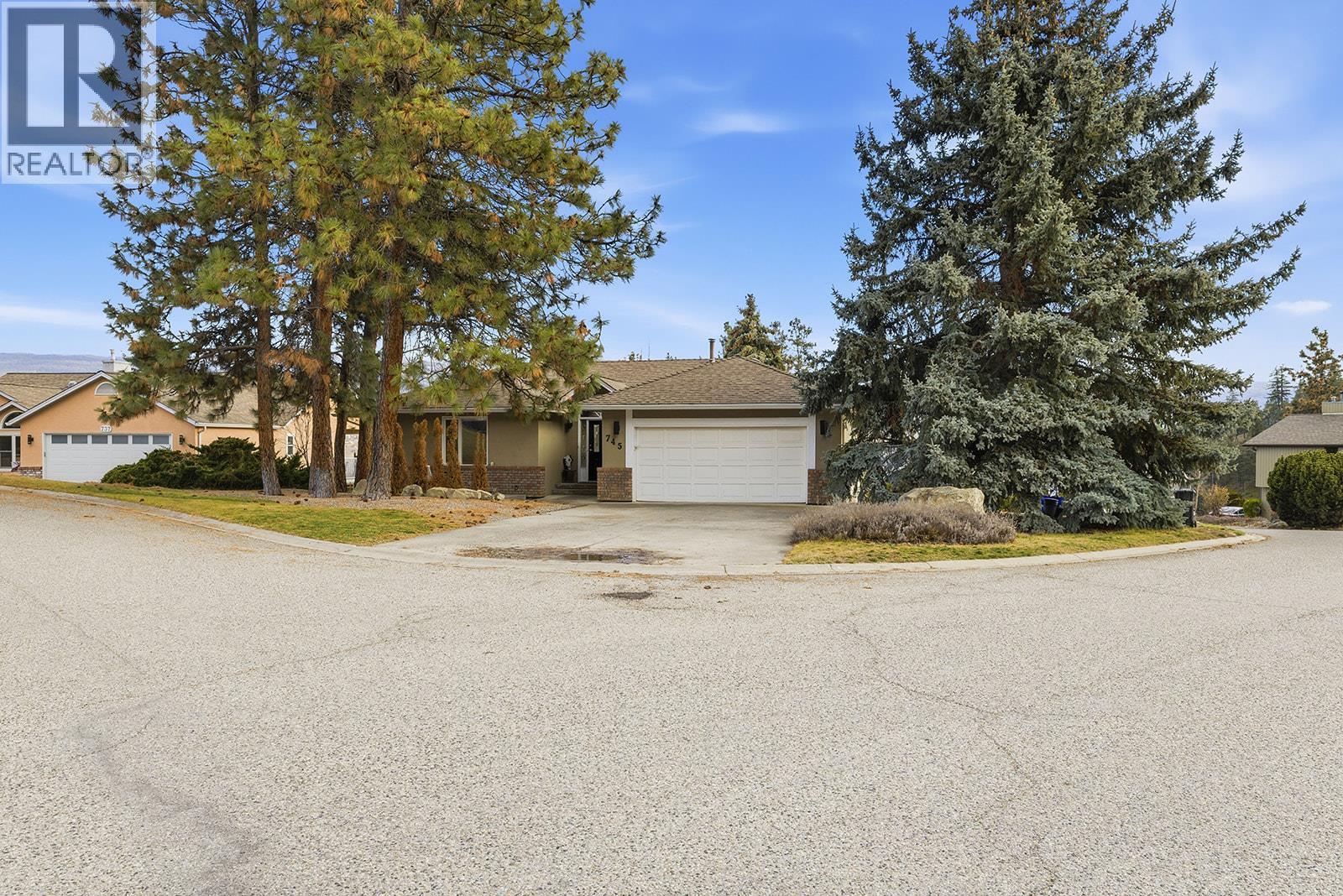 Home located on a corner lot - 745 Cassiar Crescent, Kelowna, BC - Outdoor