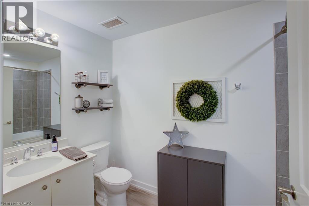 243 Northfield Drive E Unit# 208, Waterloo, ON - Indoor Photo Showing Bathroom