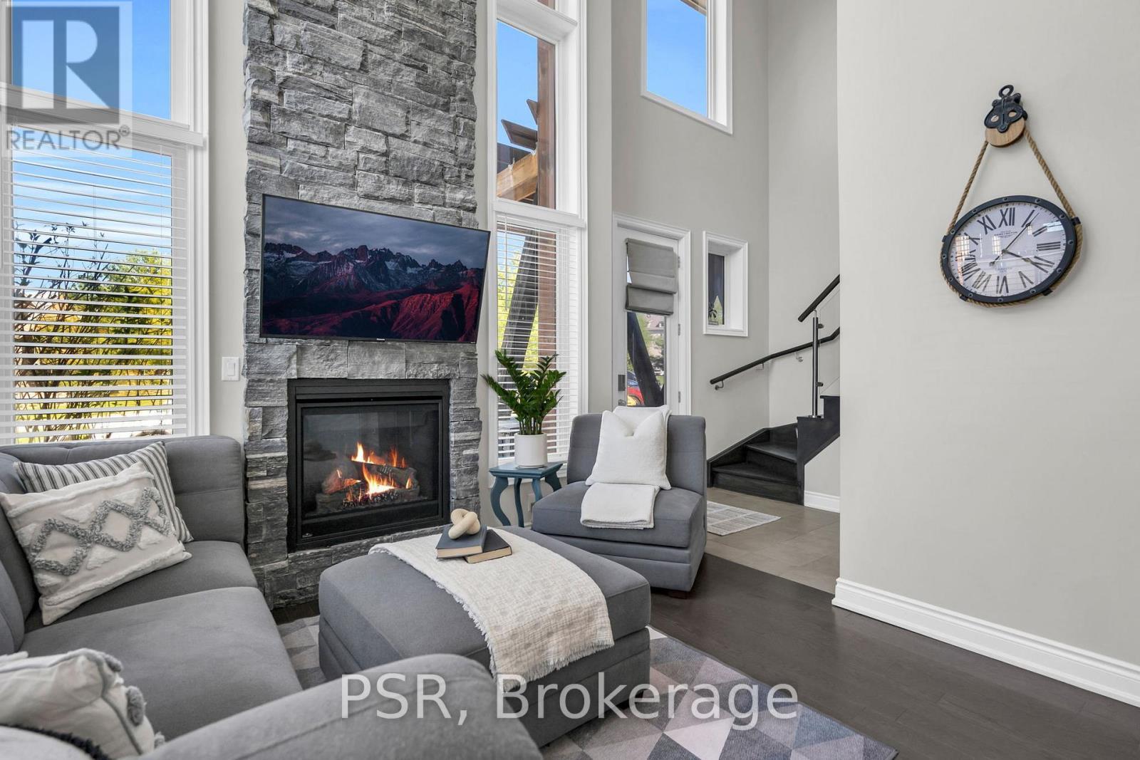 44 Carrick Trail, Gravenhurst (Wood (Gravenhurst)), ON - Indoor Photo Showing Living Room With Fireplace