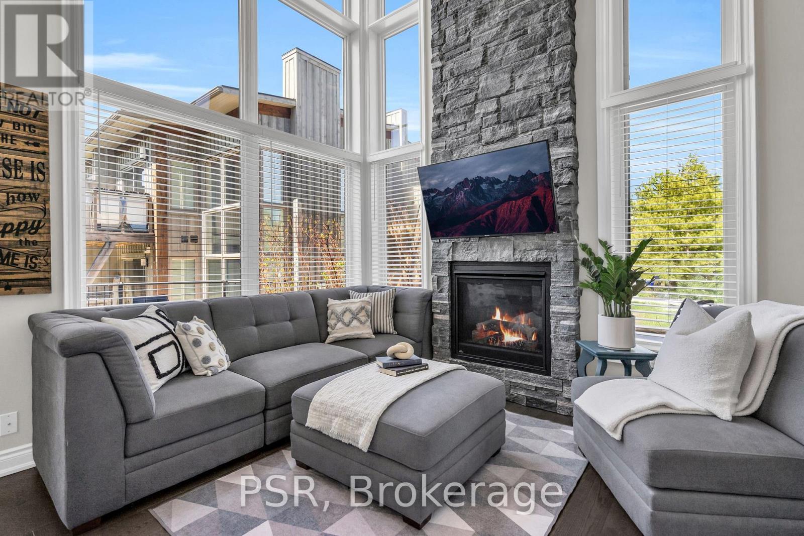 44 Carrick Trail, Gravenhurst (Wood (Gravenhurst)), ON - Indoor Photo Showing Living Room With Fireplace