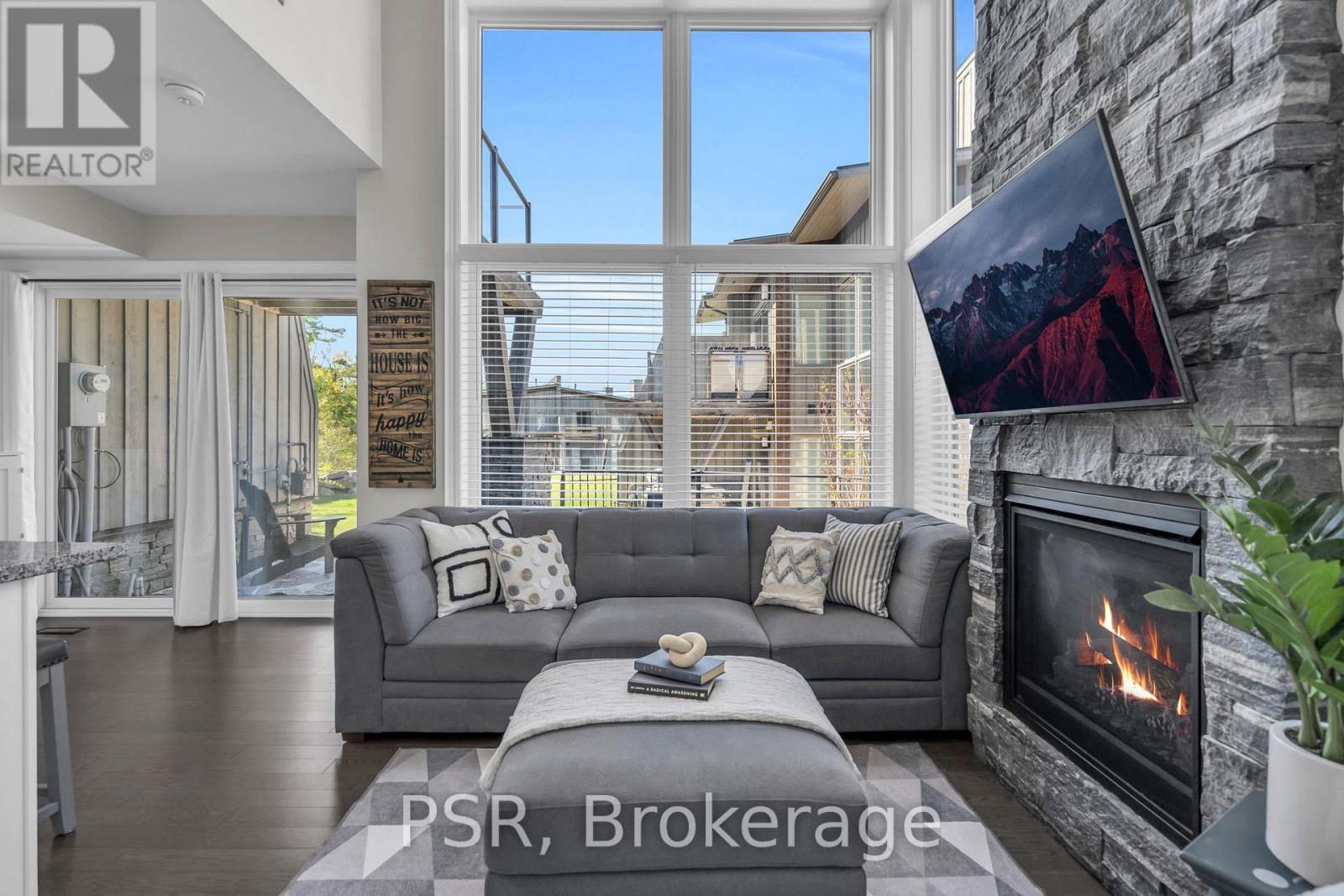 44 Carrick Trail, Gravenhurst (Wood (Gravenhurst)), ON - Indoor Photo Showing Living Room With Fireplace