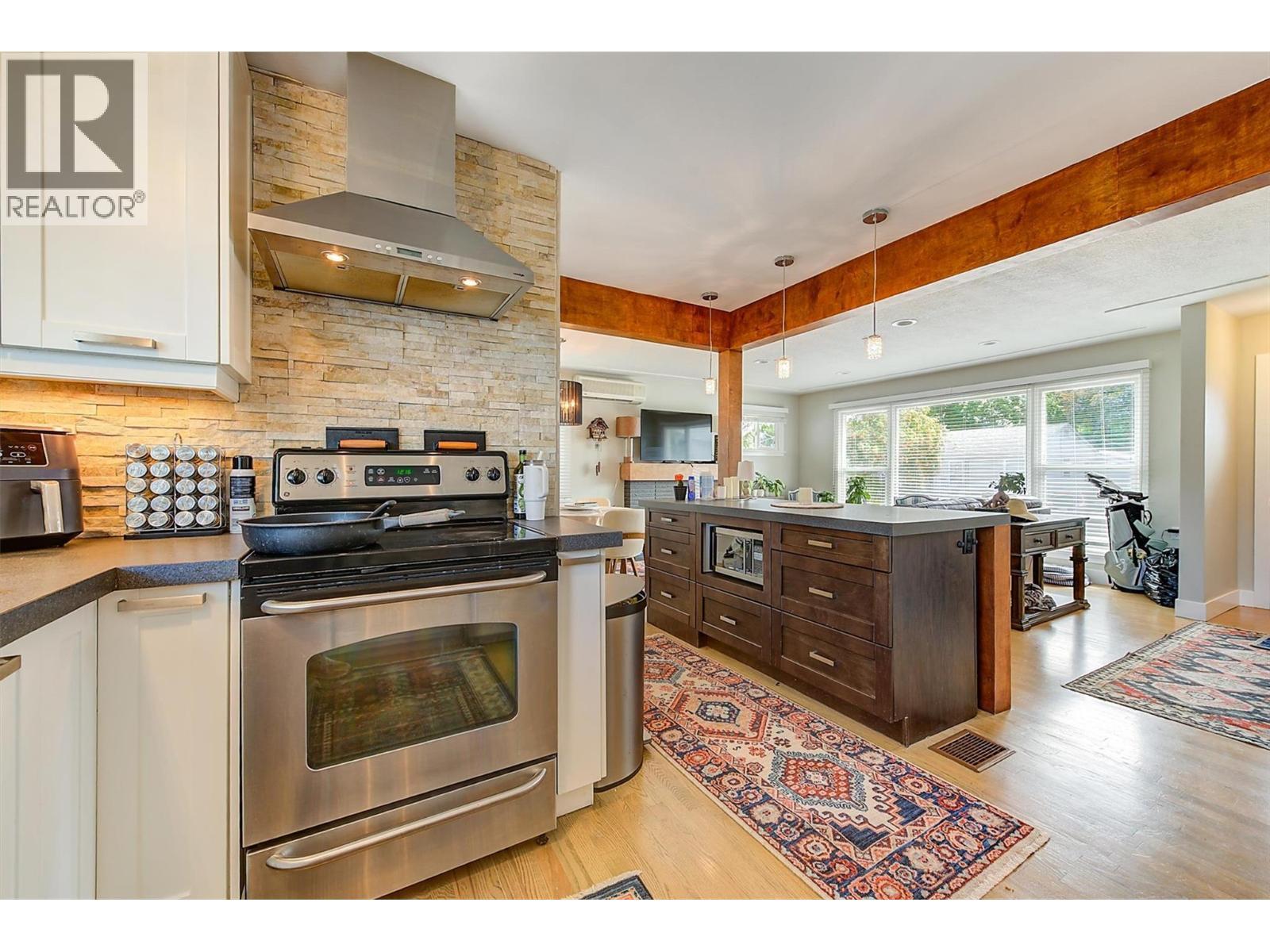 620 - 622 Birch Avenue, Kelowna, BC - Indoor Photo Showing Kitchen
