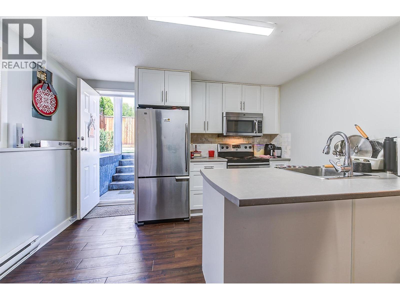 620 - 622 Birch Avenue, Kelowna, BC - Indoor Photo Showing Kitchen