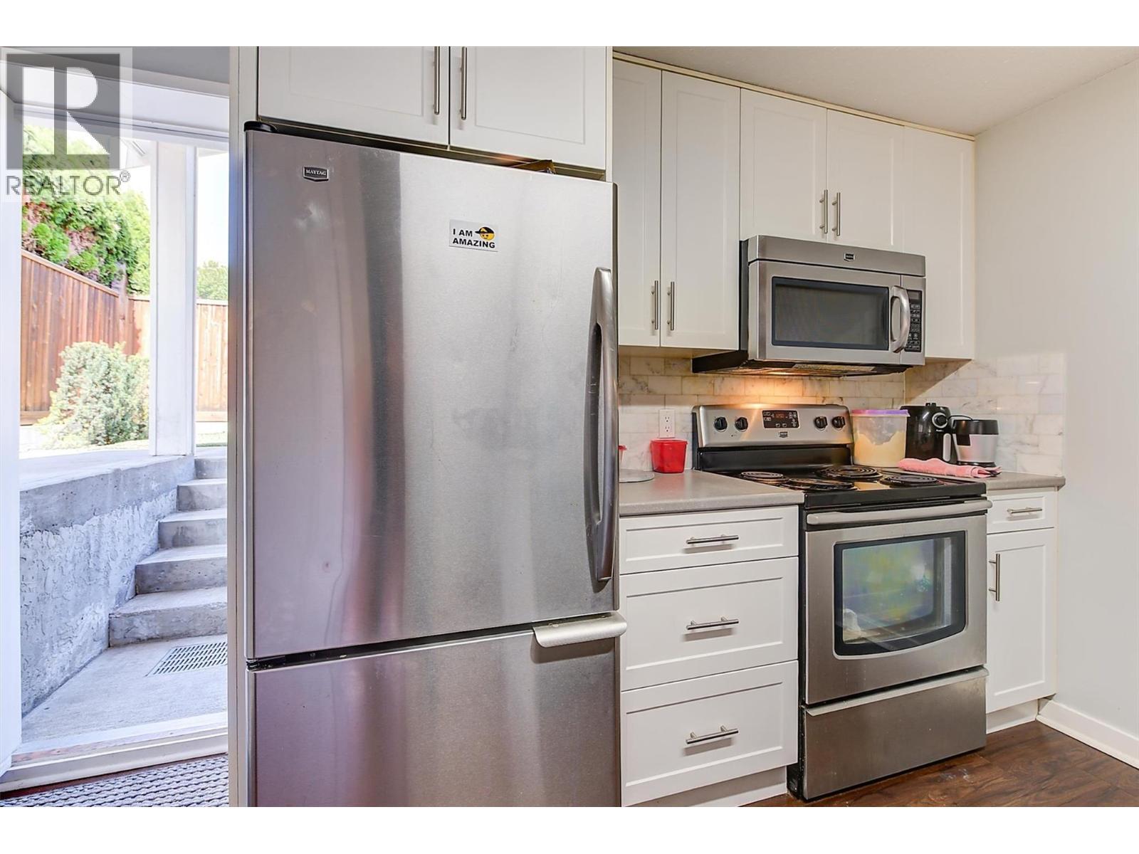 620 - 622 Birch Avenue, Kelowna, BC - Indoor Photo Showing Kitchen