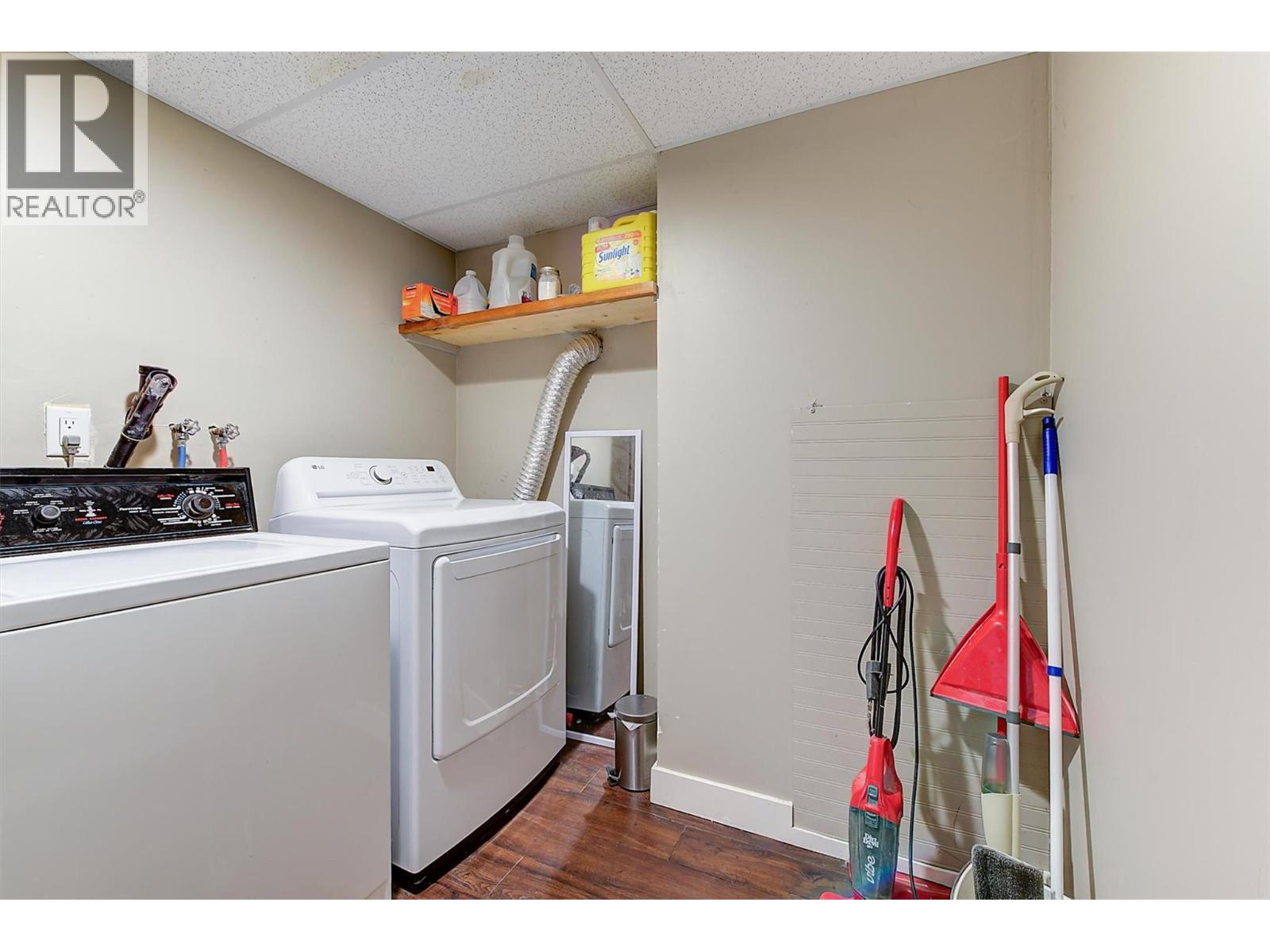 620 - 622 Birch Avenue, Kelowna, BC - Indoor Photo Showing Laundry Room