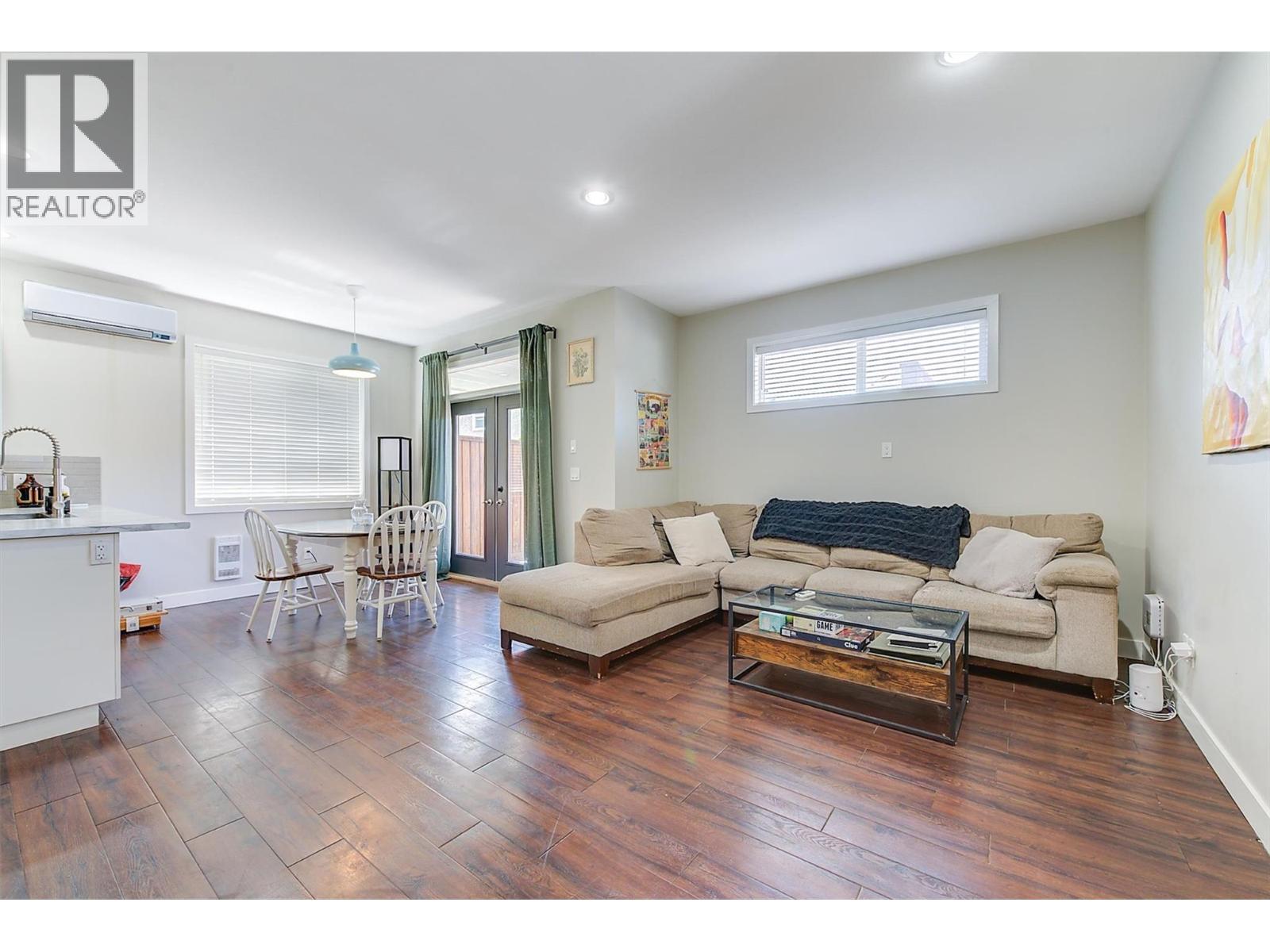 620 - 622 Birch Avenue, Kelowna, BC - Indoor Photo Showing Living Room
