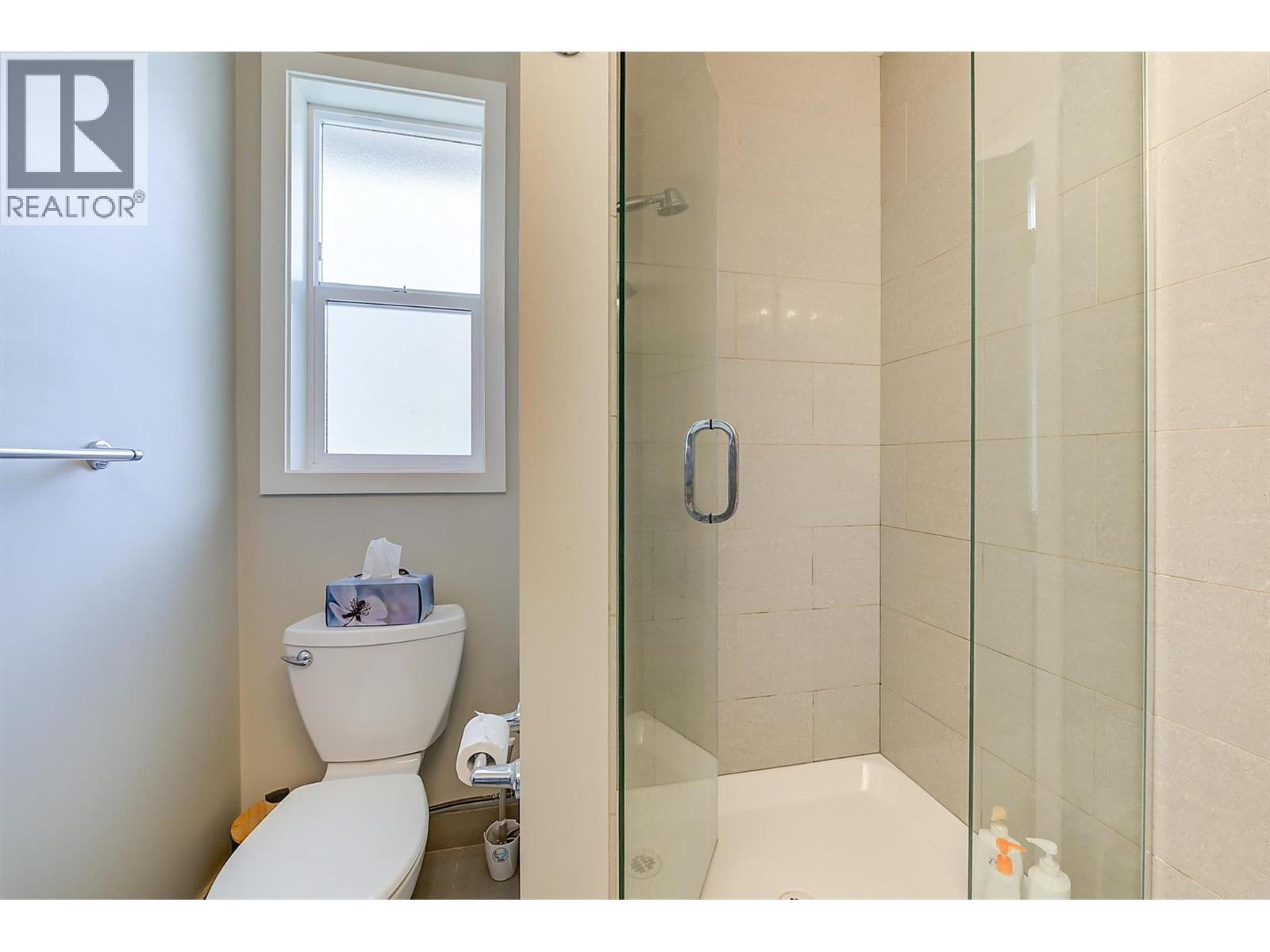 620 - 622 Birch Avenue, Kelowna, BC - Indoor Photo Showing Bathroom