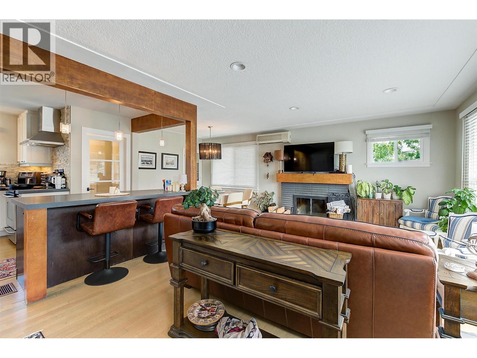 620 - 622 Birch Avenue, Kelowna, BC - Indoor With Fireplace