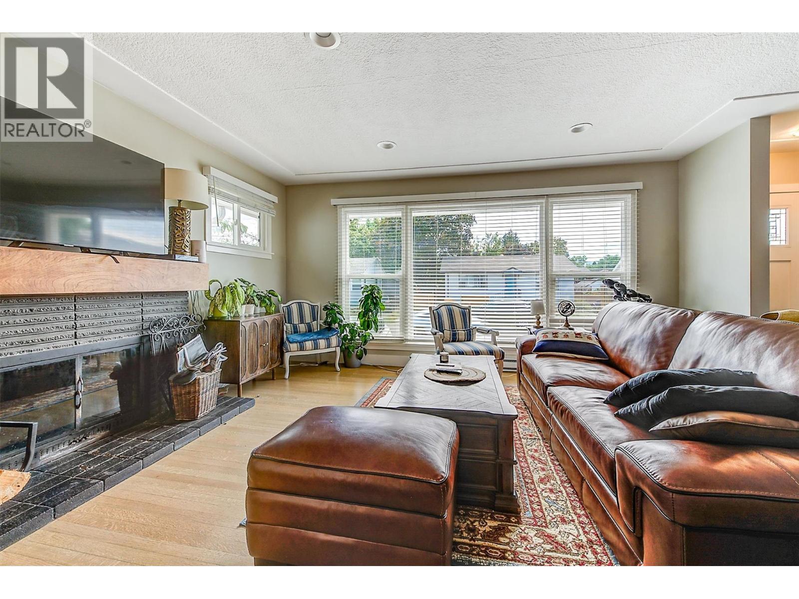 620 - 622 Birch Avenue, Kelowna, BC - Indoor Photo Showing Living Room With Fireplace