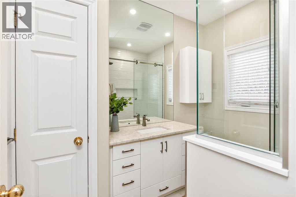 2016 Thelma Avenue, Sarnia, ON - Indoor Photo Showing Bathroom