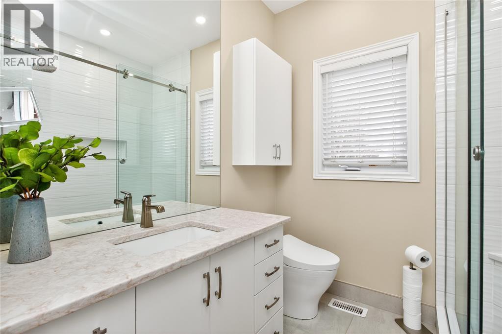 2016 Thelma Avenue, Sarnia, ON - Indoor Photo Showing Bathroom