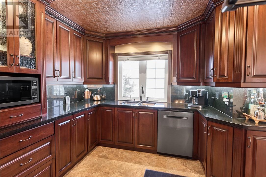 333 Garson Coniston Road, Garson, ON - Indoor Photo Showing Kitchen