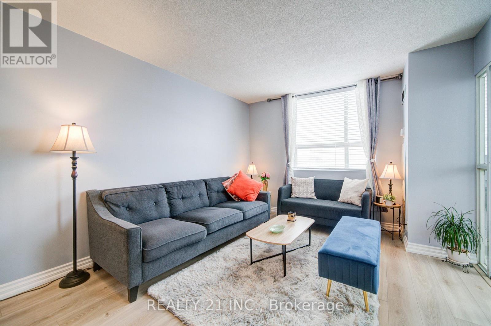 607 - 1665 Pickering Parkway, Pickering, ON - Indoor Photo Showing Living Room