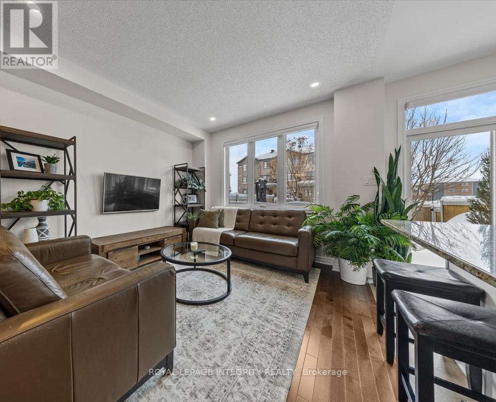 259 Hepatica Way, Ottawa, ON - Indoor Photo Showing Living Room