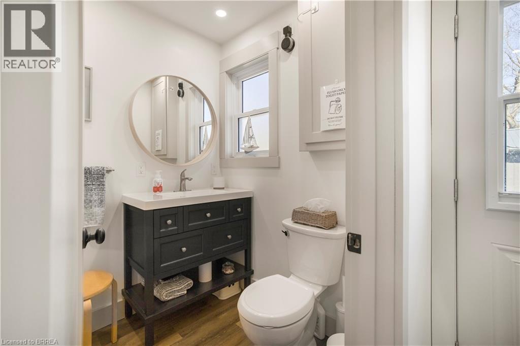 7 Pellum Street, Turkey Point, ON - Indoor Photo Showing Bathroom
