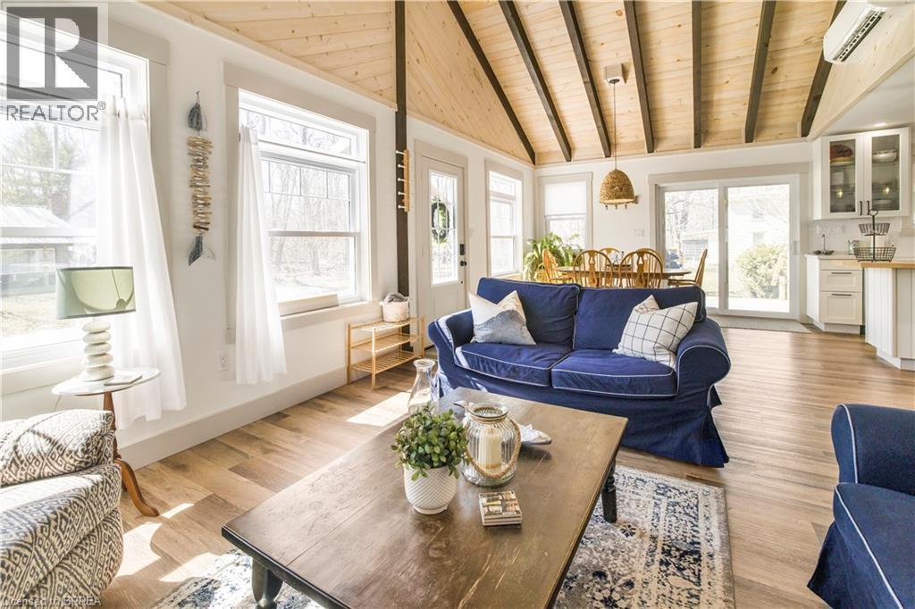 7 Pellum Street, Turkey Point, ON - Indoor Photo Showing Living Room