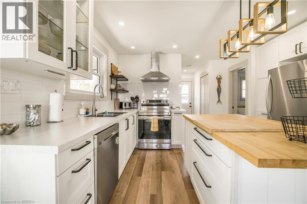 7 Pellum Street, Turkey Point, ON - Indoor Photo Showing Kitchen With Upgraded Kitchen