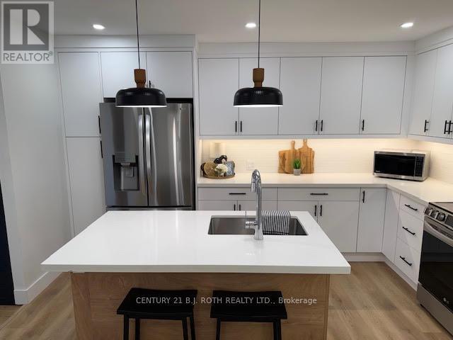 86 Doran Road, Springwater, ON - Indoor Photo Showing Kitchen With Upgraded Kitchen