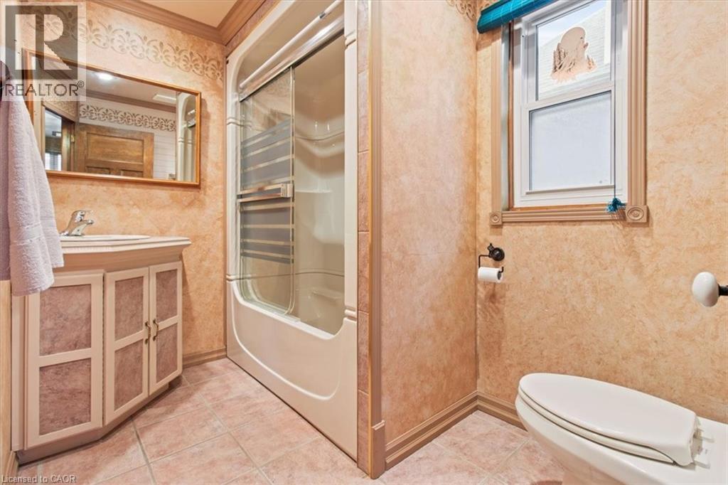 28 Glendale Avenue S, Hamilton, ON - Indoor Photo Showing Bathroom
