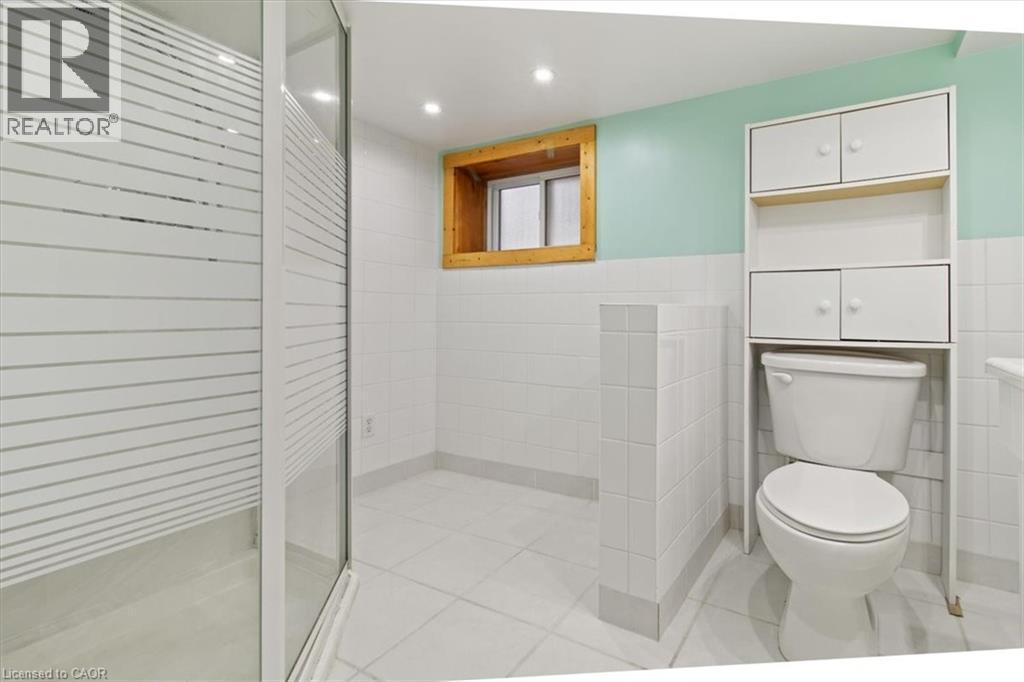 28 Glendale Avenue S, Hamilton, ON - Indoor Photo Showing Bathroom