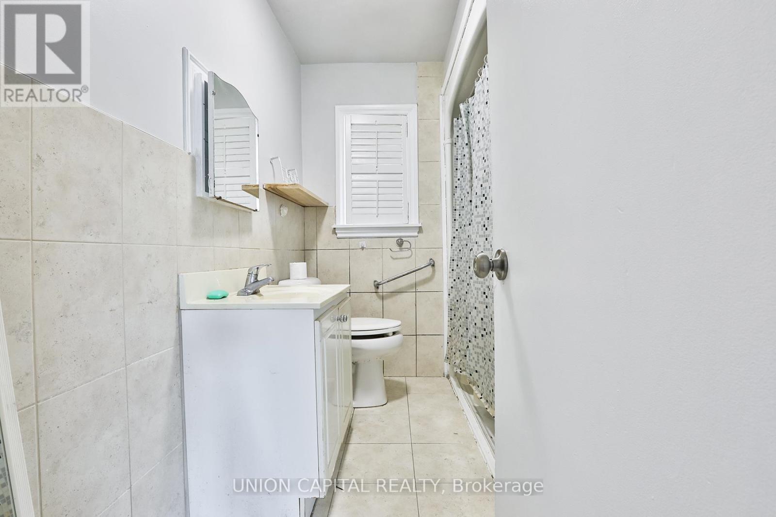 38 Claver Avenue, Toronto, ON - Indoor Photo Showing Bathroom