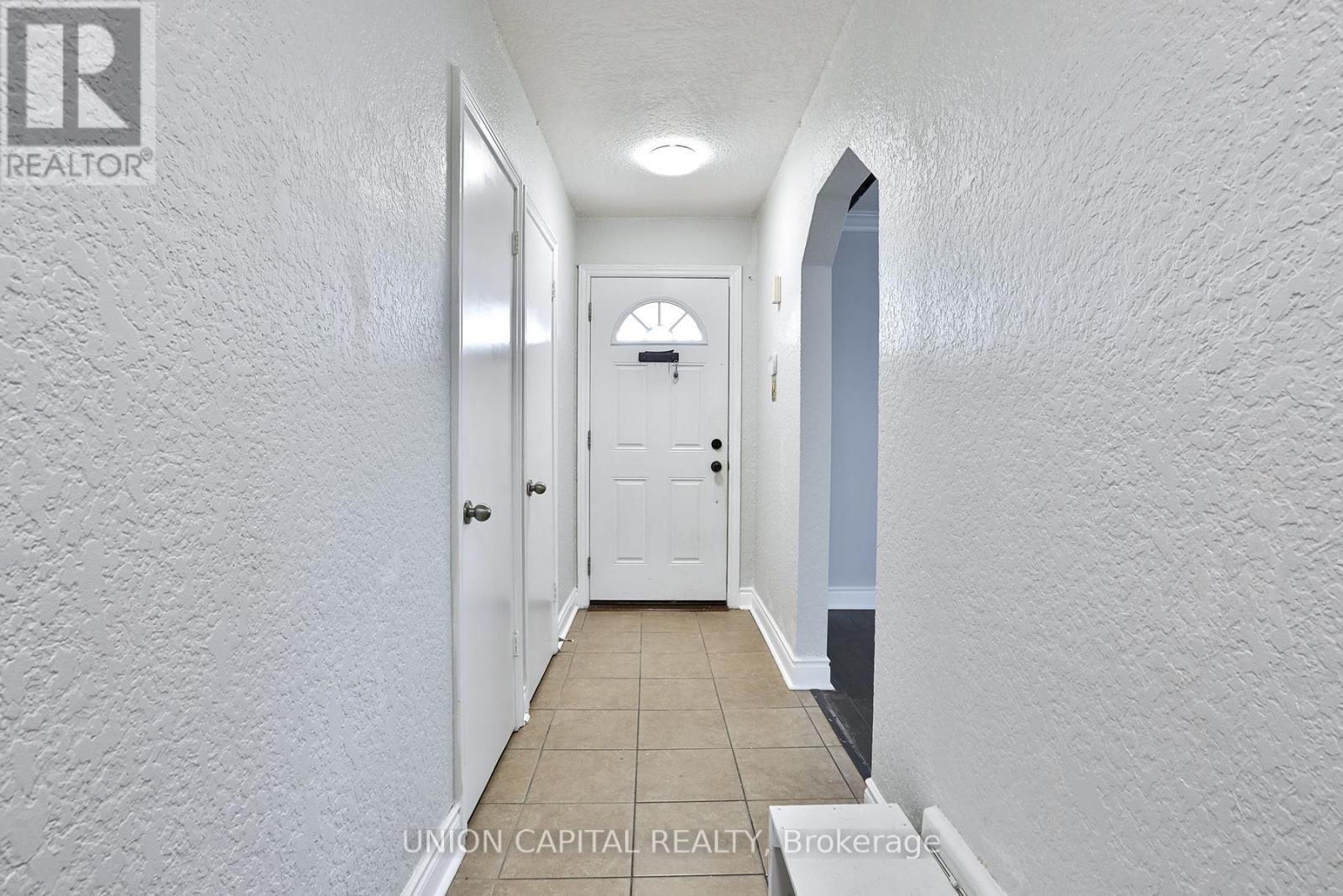 38 Claver Avenue, Toronto, ON - Indoor Photo Showing Other Room