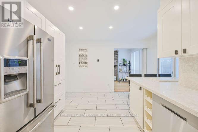 6103 Prairie Circle, Mississauga, ON - Indoor Photo Showing Kitchen