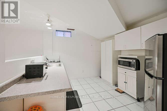 6103 Prairie Circle, Mississauga, ON - Indoor Photo Showing Kitchen