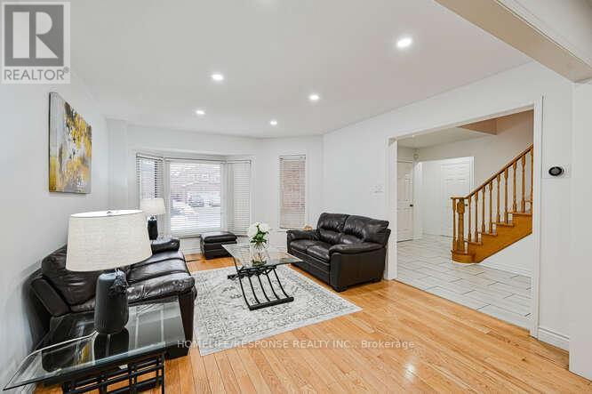6103 Prairie Circle, Mississauga, ON - Indoor Photo Showing Living Room
