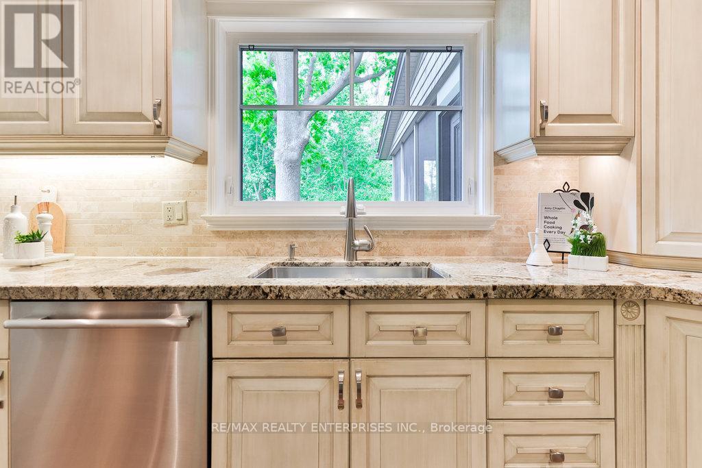 1293 Greenoaks Drive, Mississauga, ON - Indoor Photo Showing Kitchen With Upgraded Kitchen