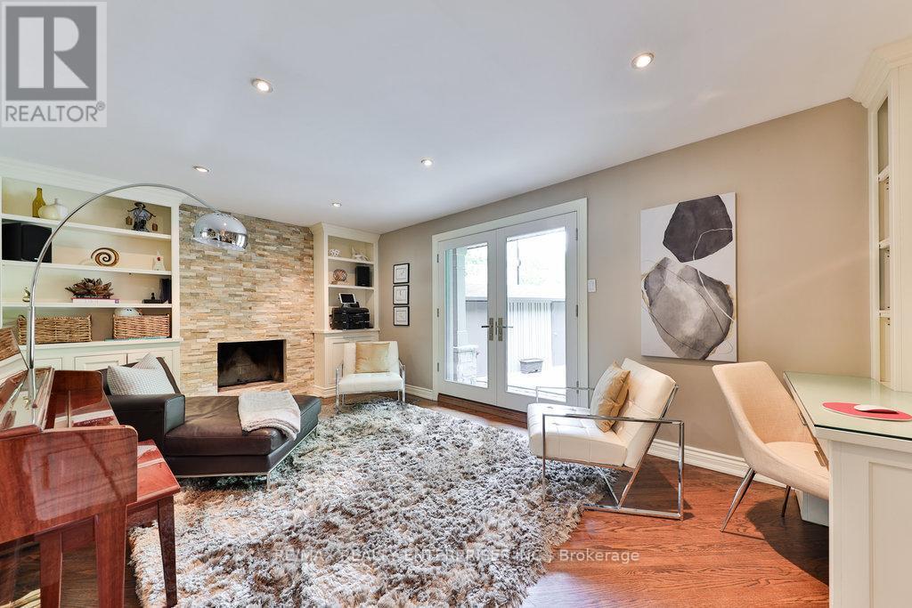 1293 Greenoaks Drive, Mississauga, ON - Indoor Photo Showing Living Room With Fireplace